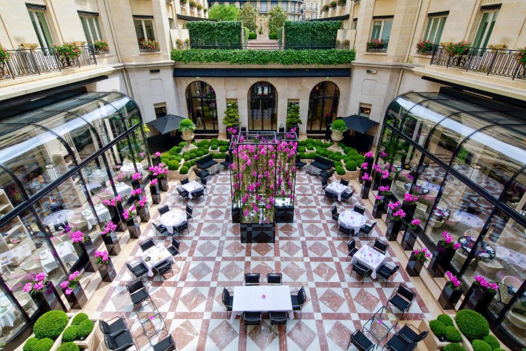 four seasons king george v paris courtyard design